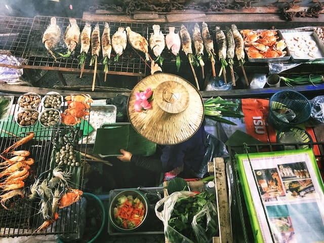 Exploring Bangkoks Vibrant Street Food Scene: Must-Try Dishes