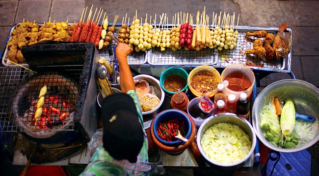 Exploring Bangkoks Vibrant Street Food Scene: Must-Try Dishes