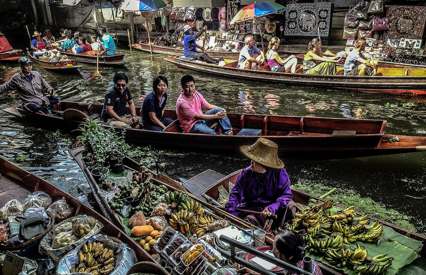 Exploring Thailands Floating Markets: A Shoppers Paradise