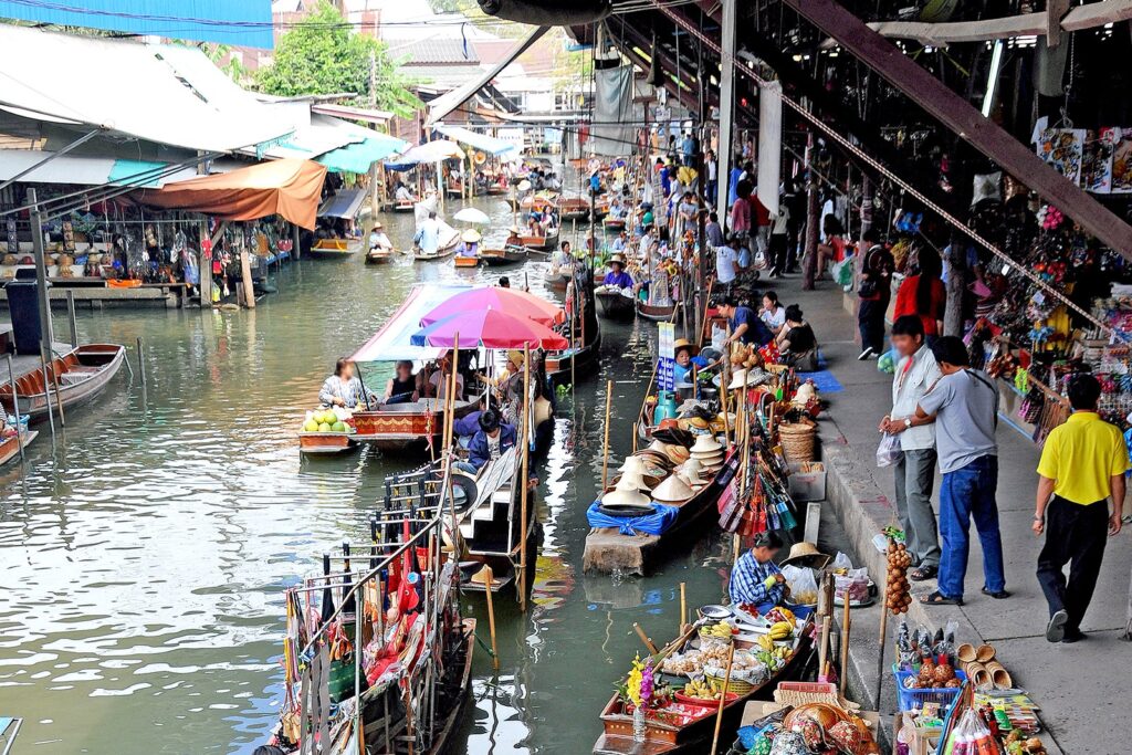 Exploring Thailands Floating Markets: A Shoppers Paradise