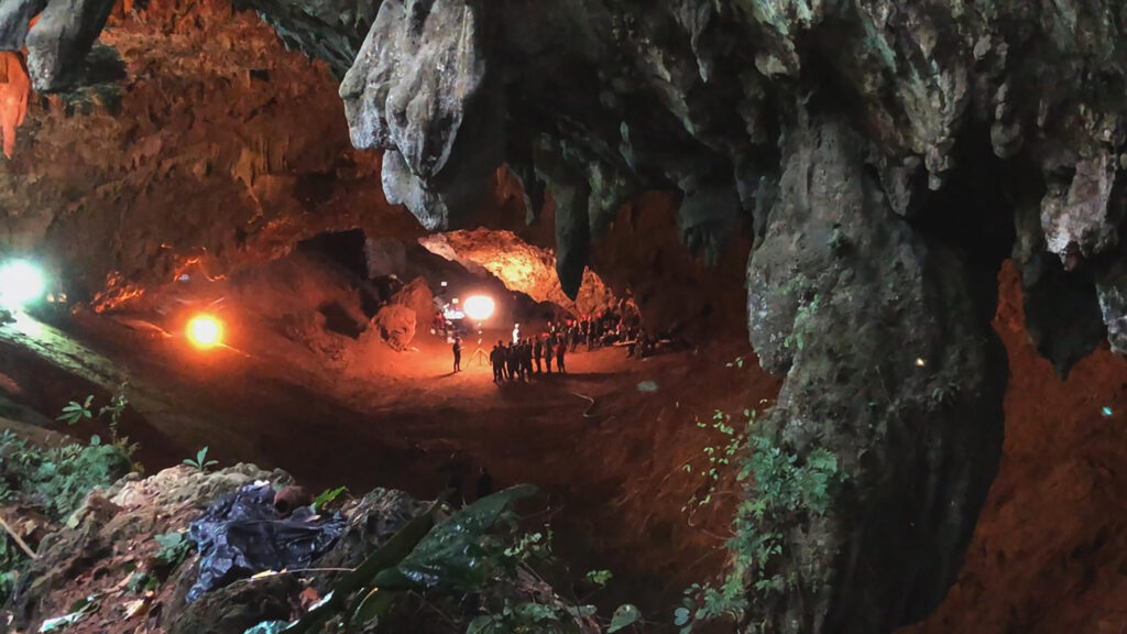 Exploring Thailand’s Majestic Underwater Caves: A Comprehensive Divers Guide